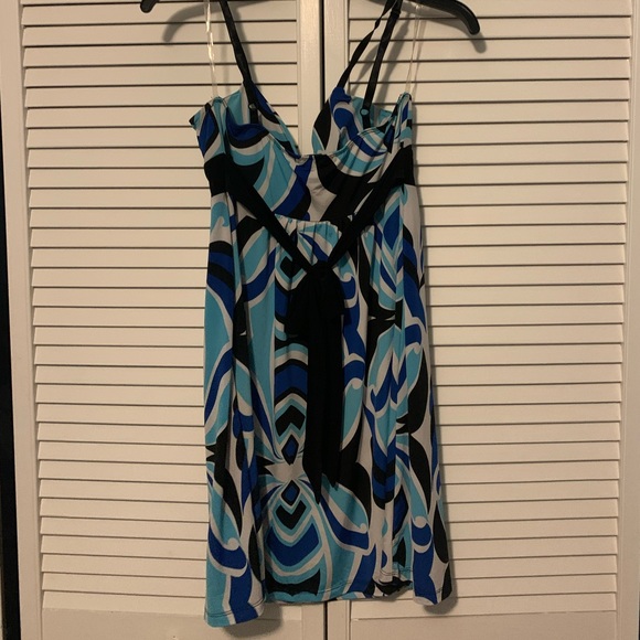 Flattering Patterned Dress - Picture 3 of 4